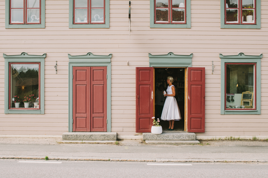 Bröllopsfotograf Hälsingland Bruden lämnar den gamla salongen i Arbrå från 1800 talet