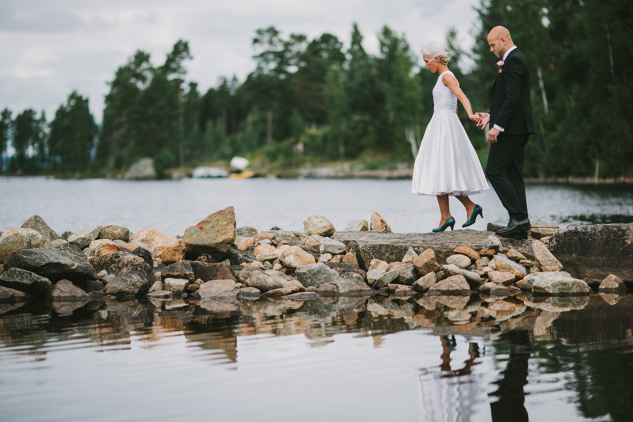 Bröllopsfotograf Hälsingland Vallsta På väg ut på klipporna vid Prästänge