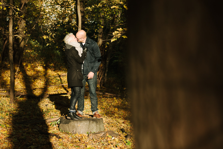Fotograf Solna Maria och Johan på stubbe