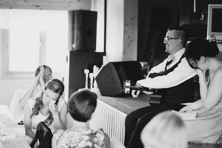 Bröllopsfotograf Stockholm Brudgum spelar För dig av Lars Winnerbäck för bruden Bröllopsfotograf Stockholm Brudgum spelar För dig av Lars Winnerbäck för bruden