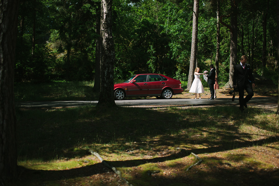Bröllopsfotograf Nynäshamn Bruden går ner till vattnet Bröllopsfotograf Nynäshamn Bruden går ner till vattnet