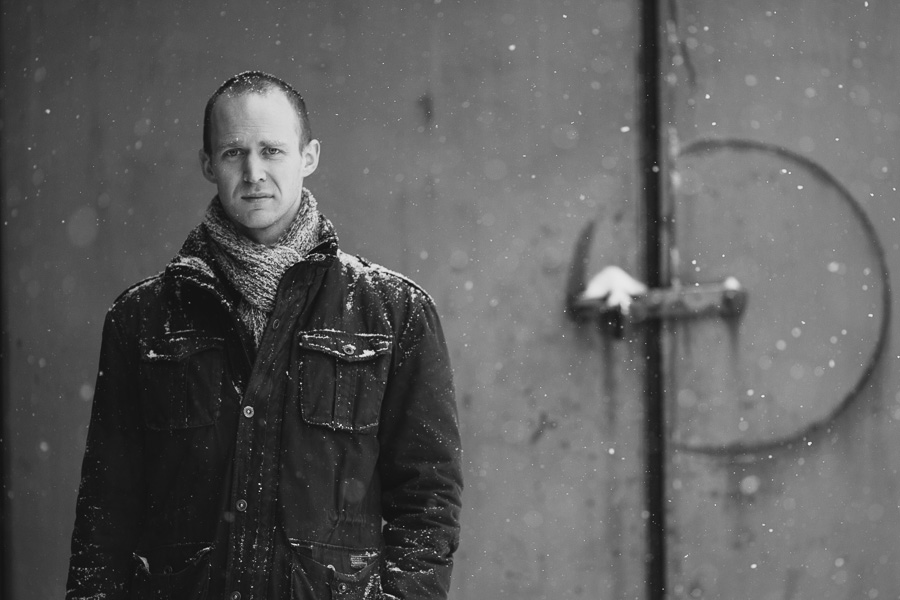 Porträttfotograf Västerås Kopparlunden Industridörr