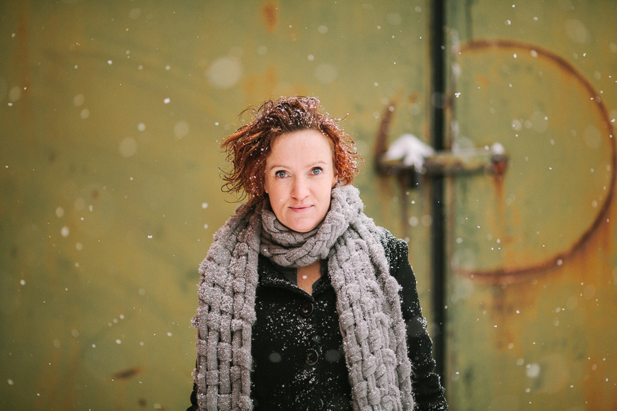 Porträttfotograf Västerås Paulina mot Industridörr