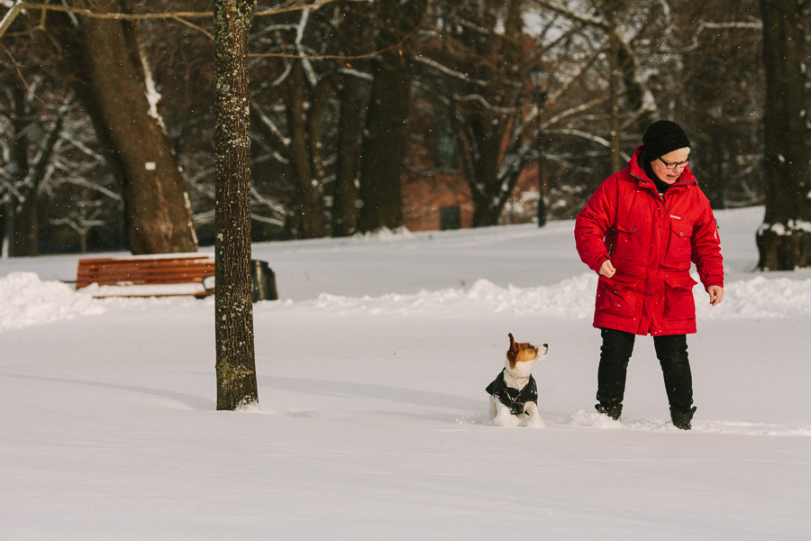 Lek i snön med matte