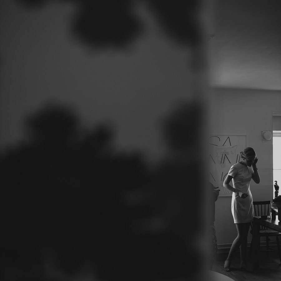 Bröllopsfoto Stadshuset Bruden rättar till håret