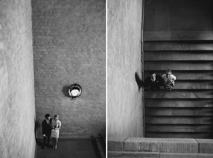 Bröllopsfoto Stadshuset Porträtt på brudparet i trappen i Stockholms Stadshus Bröllopsfotograf i Stockholm