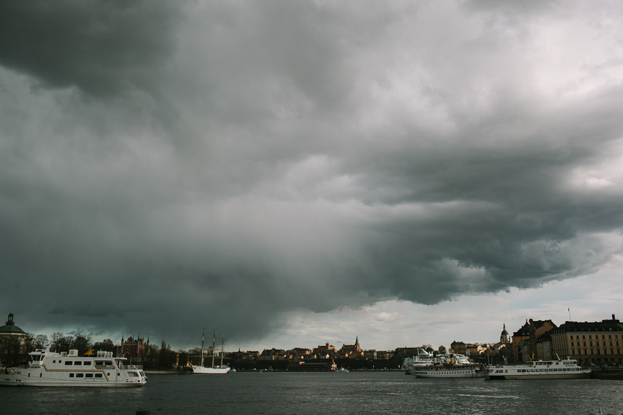 Dramatisk himmel möter bröllopsgästerna vid Skeppsholmen i Stockholm