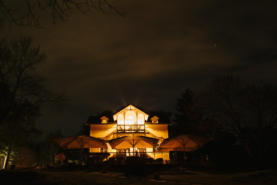 Natthimmel över Bockholmens restaurang i Stockholm