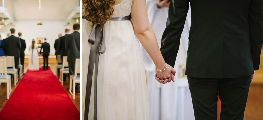 Brudparet vid altaret Stjärnholms kapell utanför Oxelösund-1012