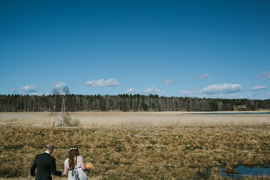 Bröllopsfotograf Nyköping Bruden vandrar ner till ängen 1005