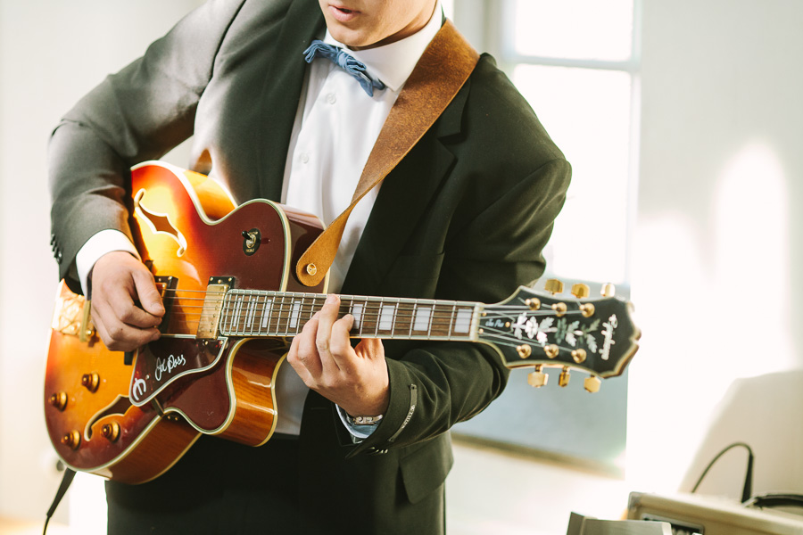 Gitarrspel-under-vigsel-i-Stjärnholms kapell-1015