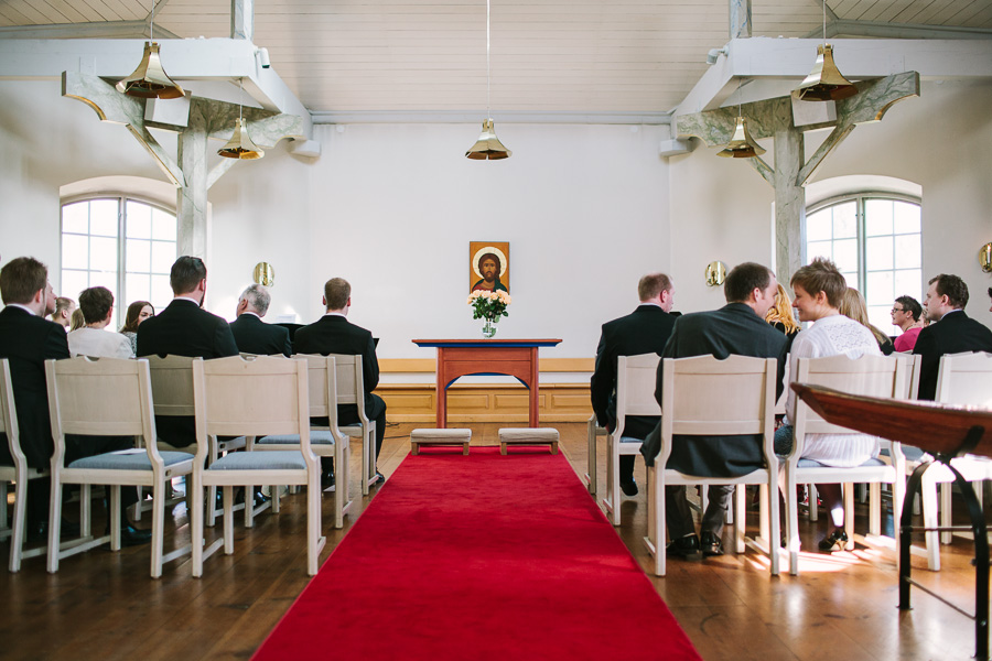 Gästerna-väntar-p-att-vigsel-ska-börja-i-Stjärnholms Kapell-utanför-Nyköping-1011