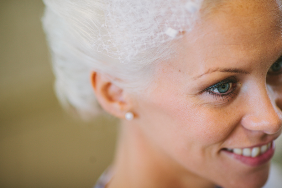 Bröllopsfotograf Hälsingland Bruden sminkas i salongen i Arbrå Hälsingland