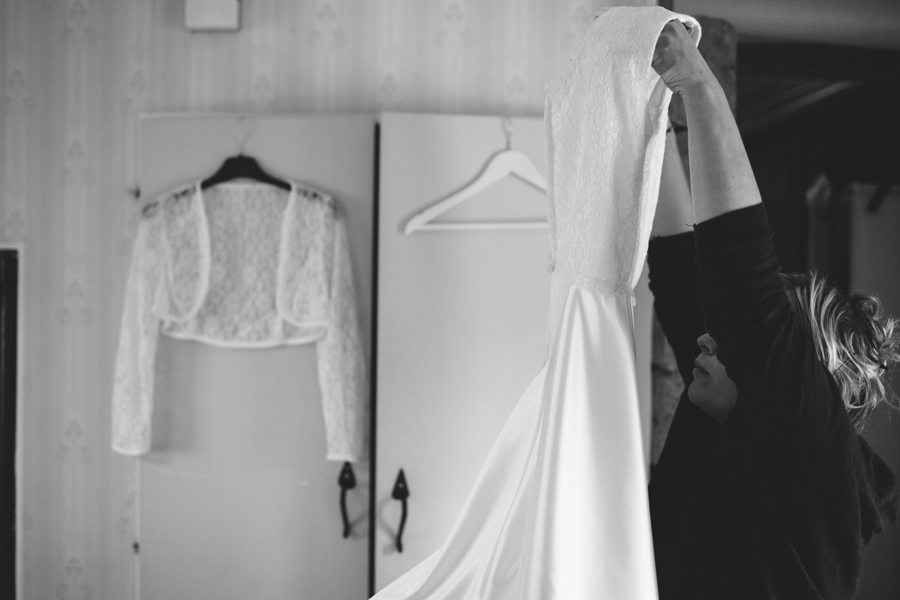 Brudens kryper i sin klänning