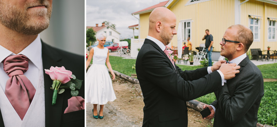 Bröllopsfotograf Hälsingland Brudgummen med sin best man justerar flugan