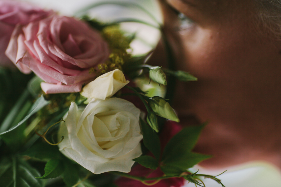 Bröllopsfotograf Sundsvall bruden doftar p blommorna