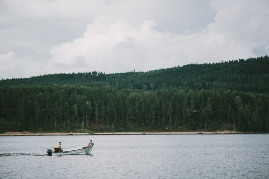 Bröllopsfotograf Hälsingland Fiskare ute i sin båt p Ljusnan vid Orbaden