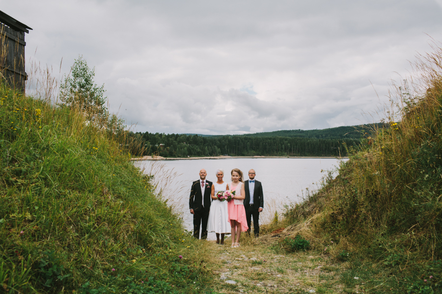 Bröllopsfotograf Hälsingland Brudfölje på rad vid Ljusnan
