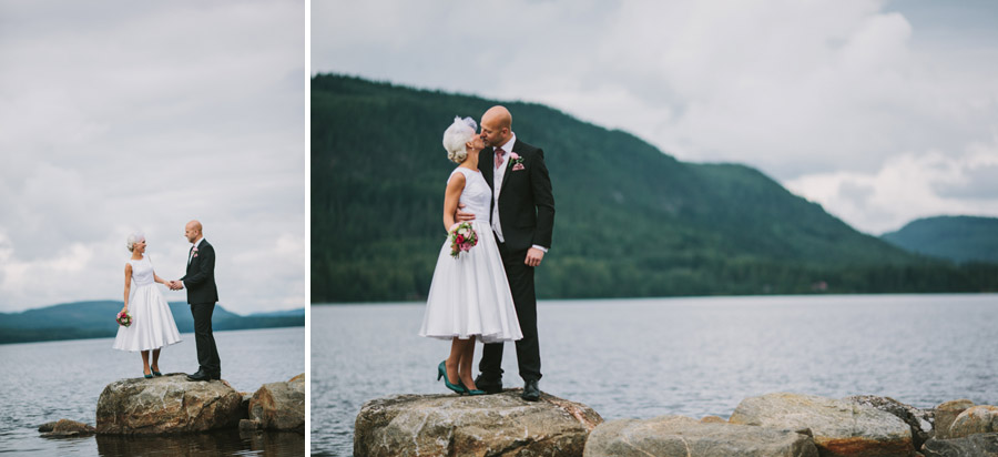 Bröllopsfotograf Hudiksvall brudparet kysser varandra vid Ljusnan
