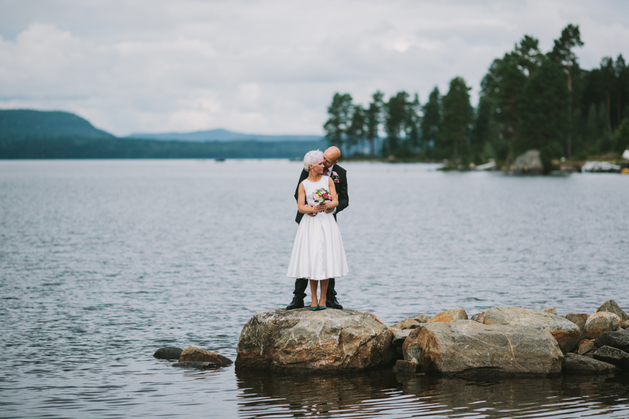 Bröllopsfotograf Hälsingland Vallsta Brudparet håller om varandra vid Prästänge