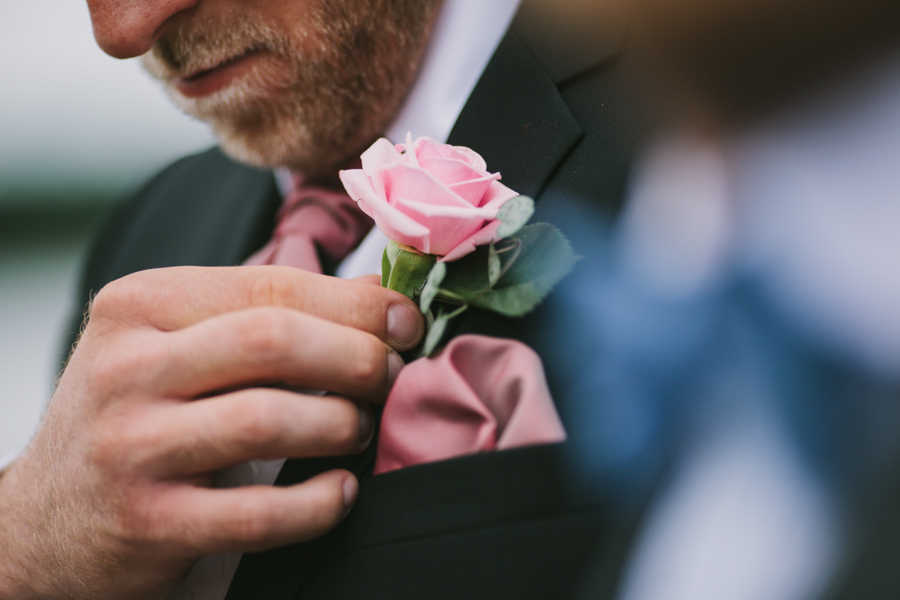 Bröllopsfotograf Hudiksvall Brudgummens blomma rättas till i kavajen