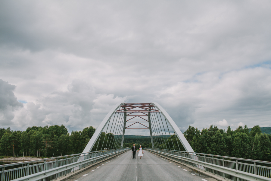Bröllopsfotograf Hudiksvall brudpar på bron över Ljusnan