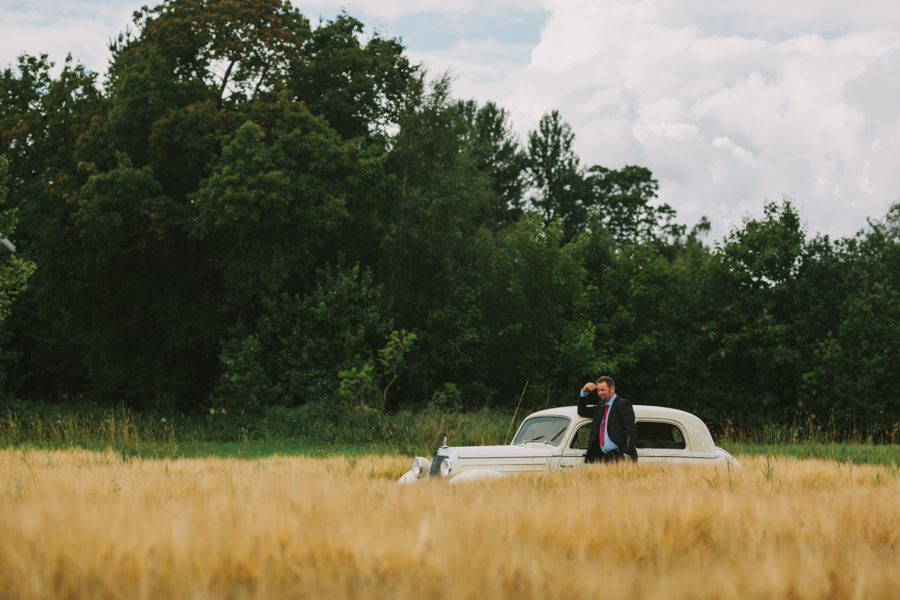 Bröllopsfotograf Hälsingland bror väntar vid sin mercedes på brudparet