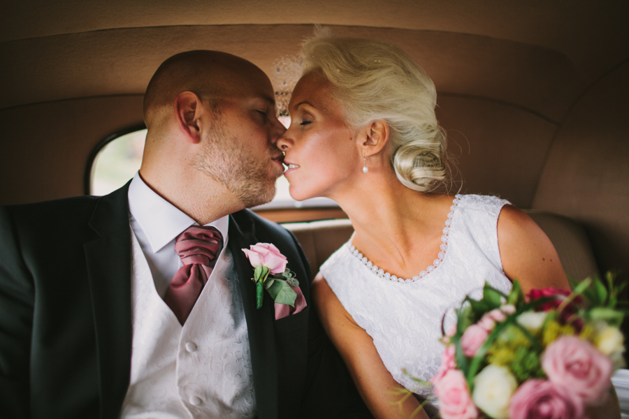 Bröllopsfotograf Sundsvall brudpar sitter i bilen