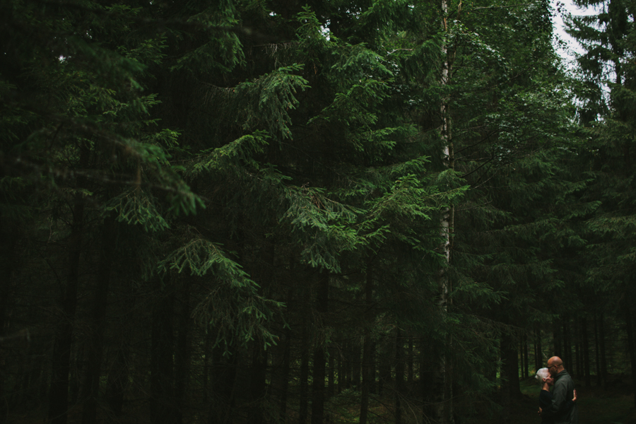 Fotograf Bollnäs Par i skogen längs Hälsingeleden1