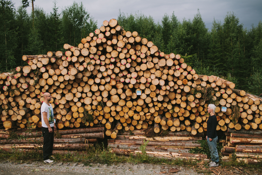 Fotograf Bollnäs Par vid timmerstockar1