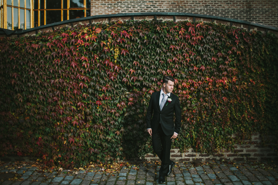 Bröllopsfotograf Stockholm Groom outside flower wall