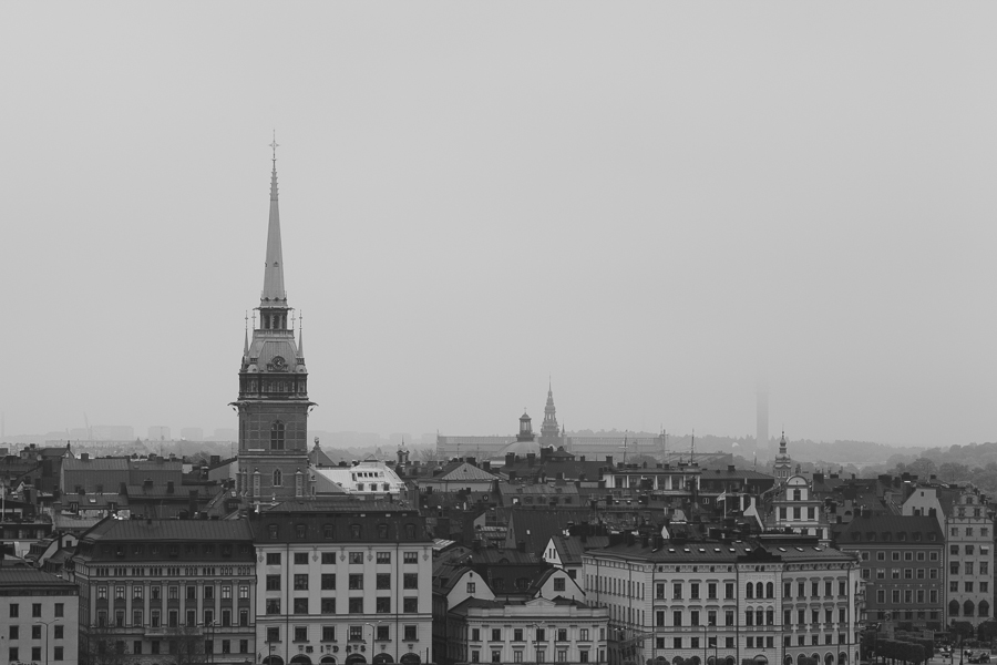 Utsikt över gamla stan i diset