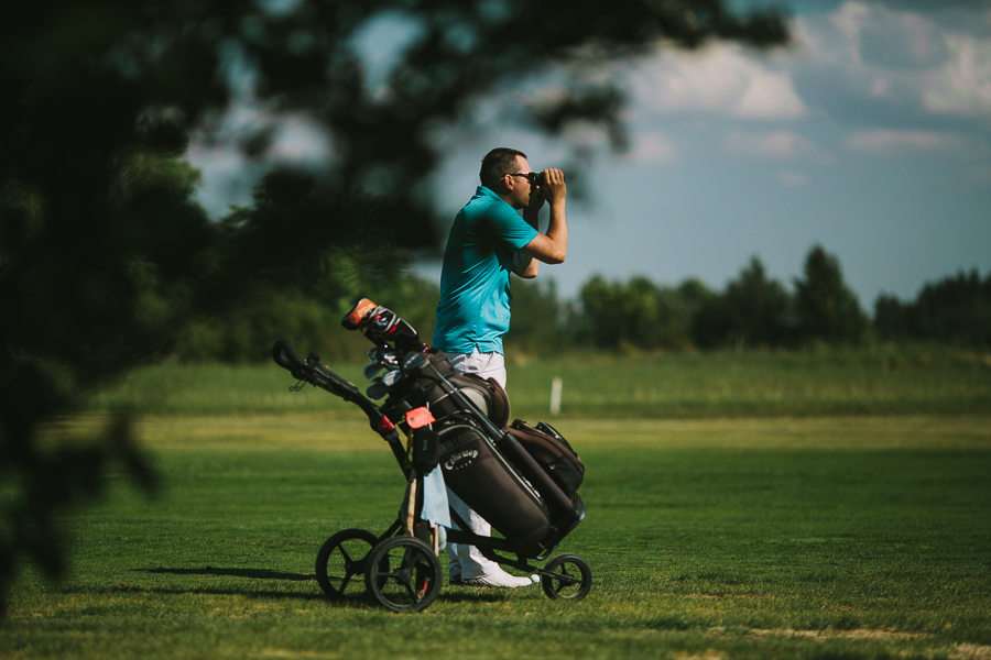 Spanar ut över golfbanan