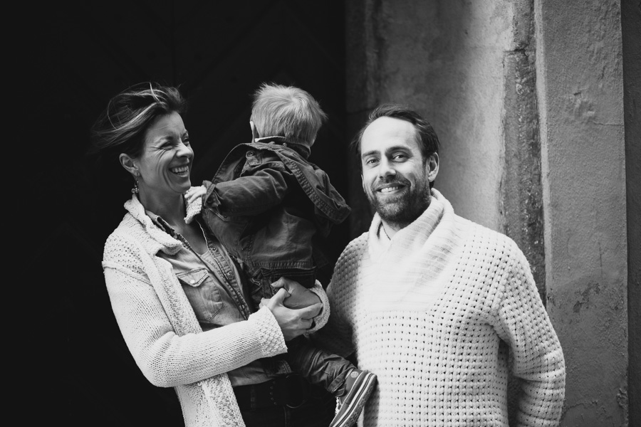 Hela familjen samlad i gamla stan