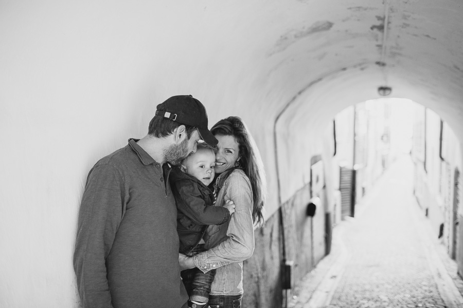 Familjen smyger i valven i gamla stan