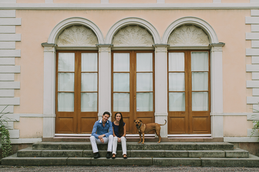 Parfotografering Djurgården På trappan vid Rosendals Slott