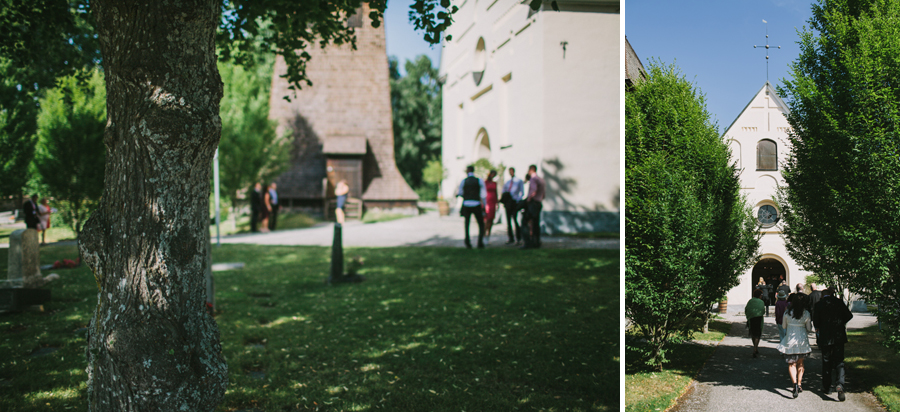Gäster anländer för vigsel i Badelunda Kyrka