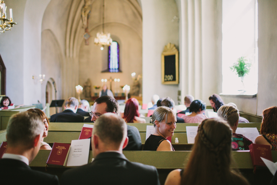 Gäster i kyrkan inför vigsel