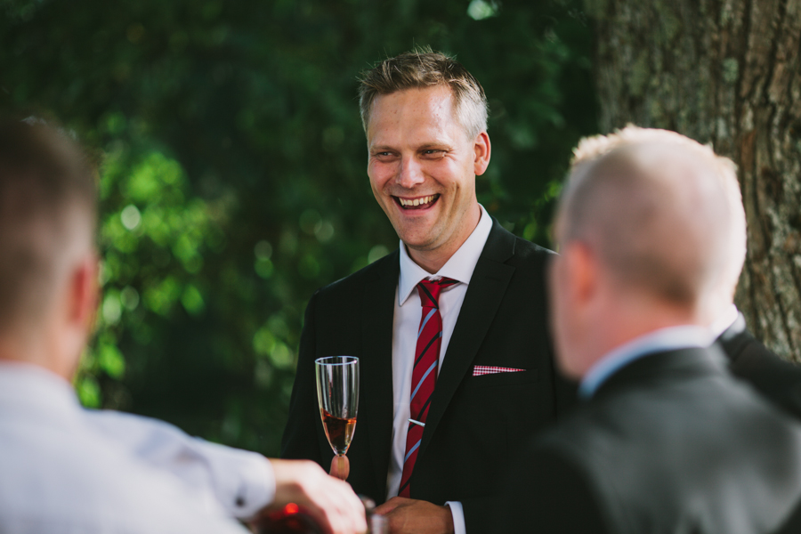 Champagnemingel utanför Badelunda Kyrkskola