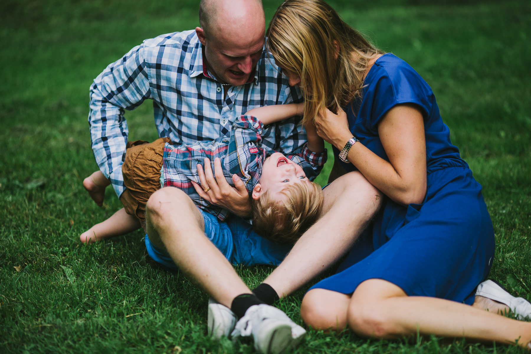 Busig grabb blir kittlad