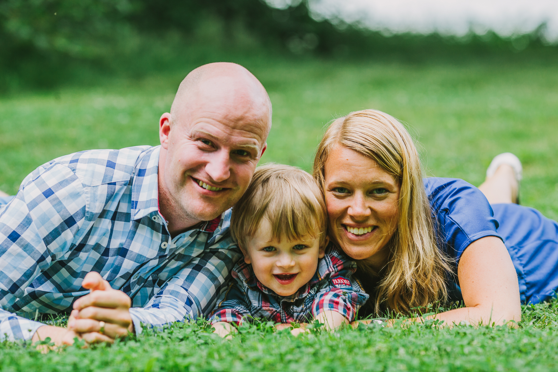 Familjen Wikner i gräset