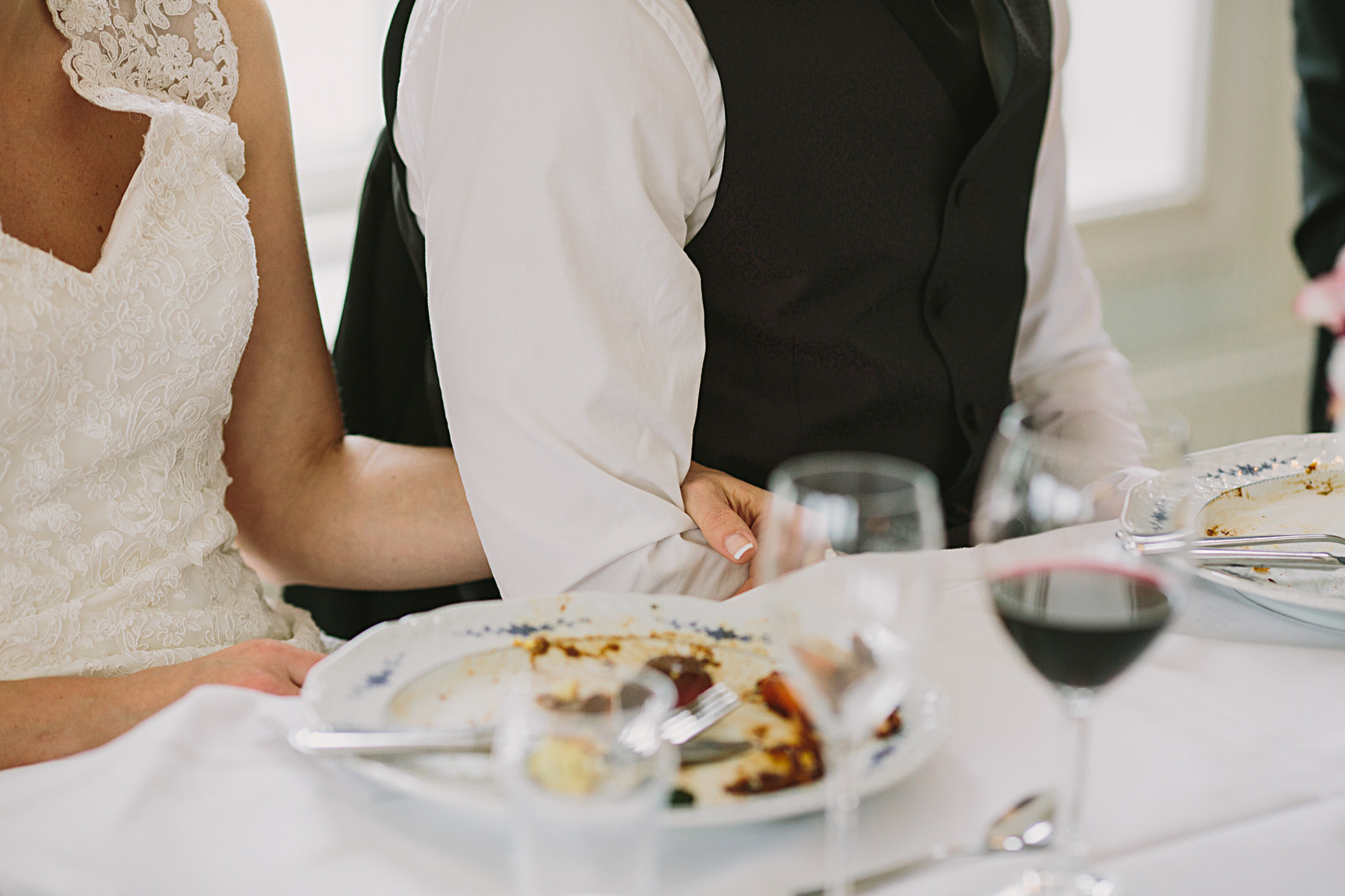 brudpar hller h nderna