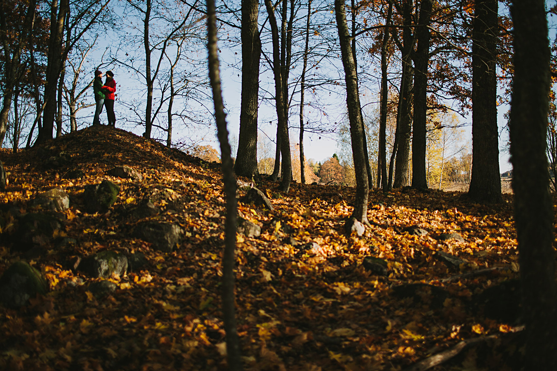parbild på kullen i skogen