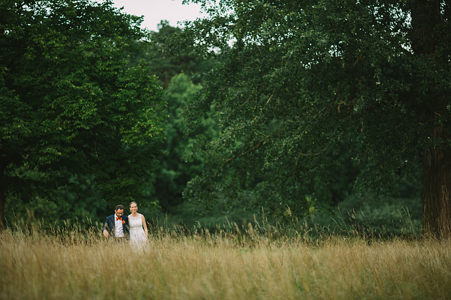 bröllopsfotograf rosendals trädgård brudparet ute och går i gräset
