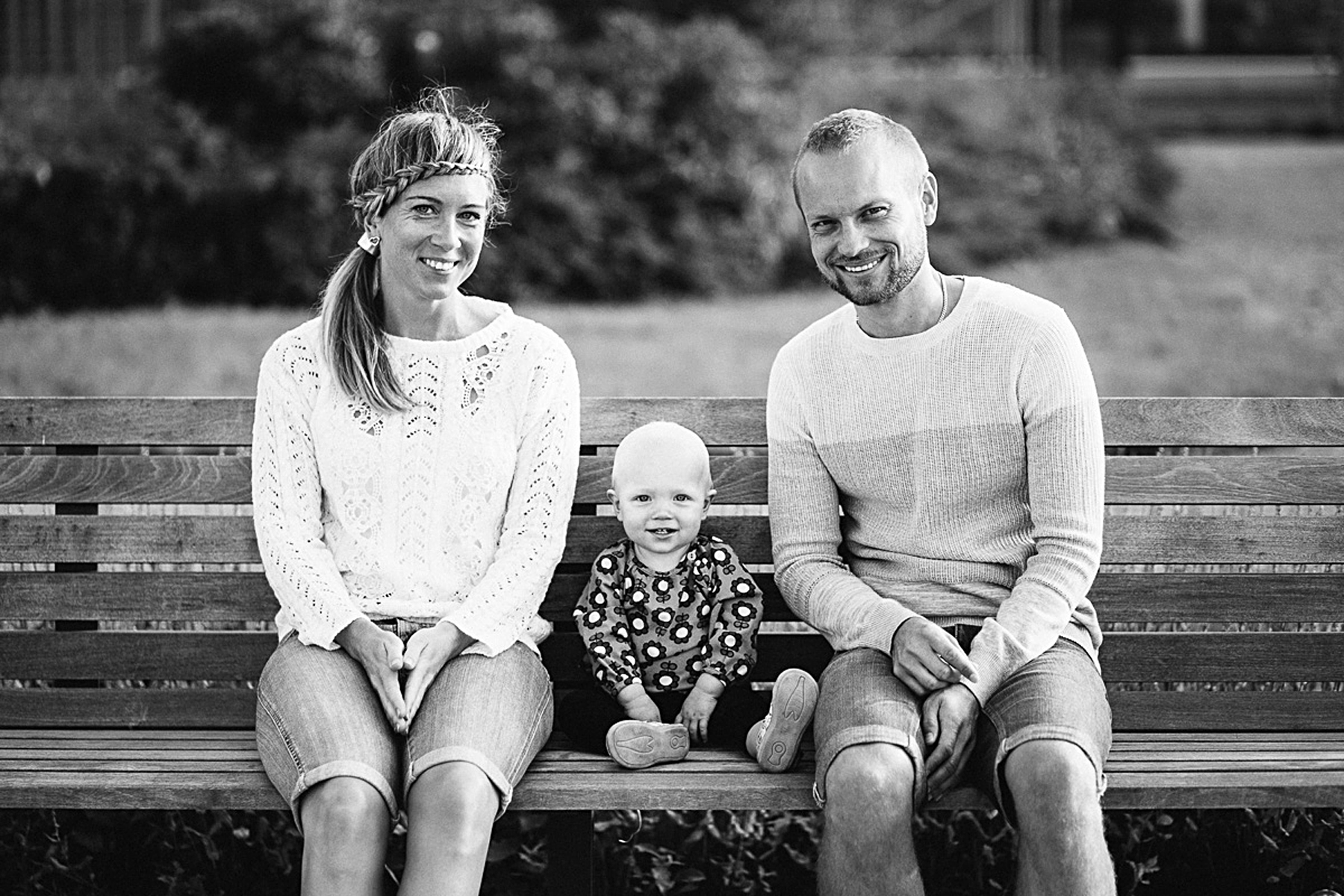 Familjebild på parkbänken Öster Mälarstrand