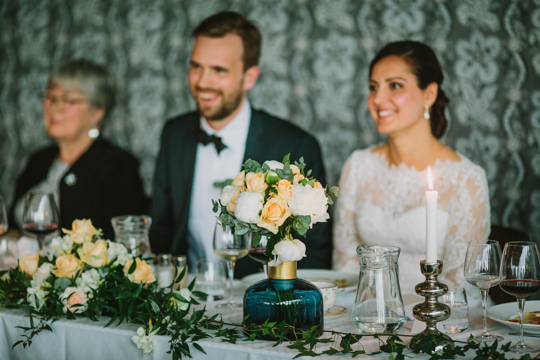 brudbukett mellan paret på bordet under bröllop