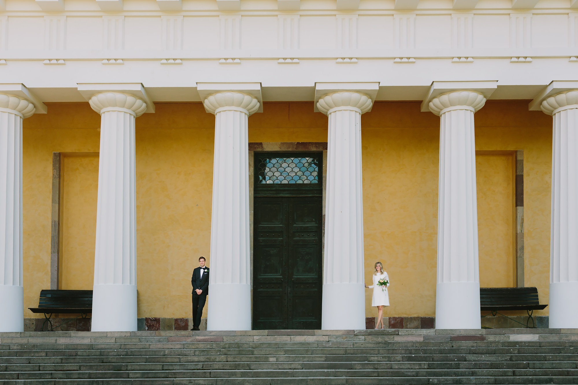 Bröllopsfotograf Uppsala parfoto på stora trappen vid orangeri