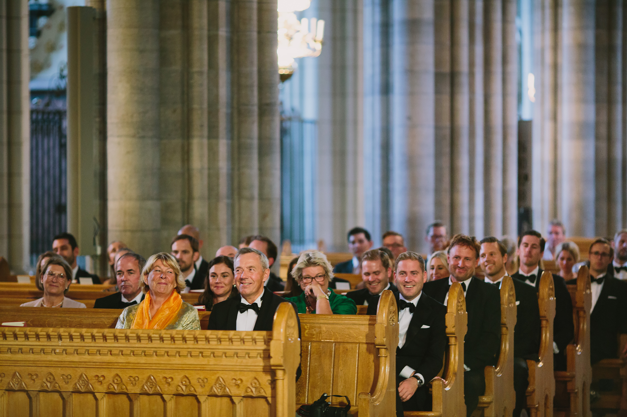 gästerna lyssnar på prästens tal